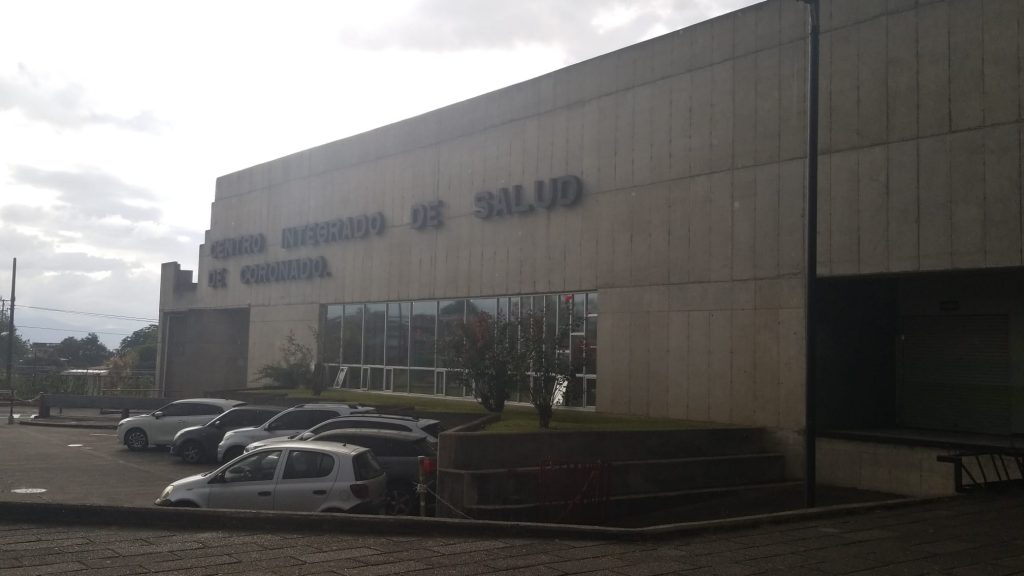 The side of the Centro Integrado De Salud De Coronado building