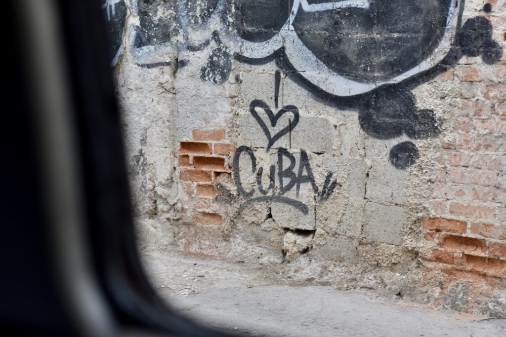 Graffiti that says "I heart Cuba"